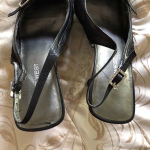 Beautiful black lass shoes. Very unique with silver hills